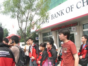 Mahasiswa baru di bantu buka rekening bank  oleh BLCI dan seniornya