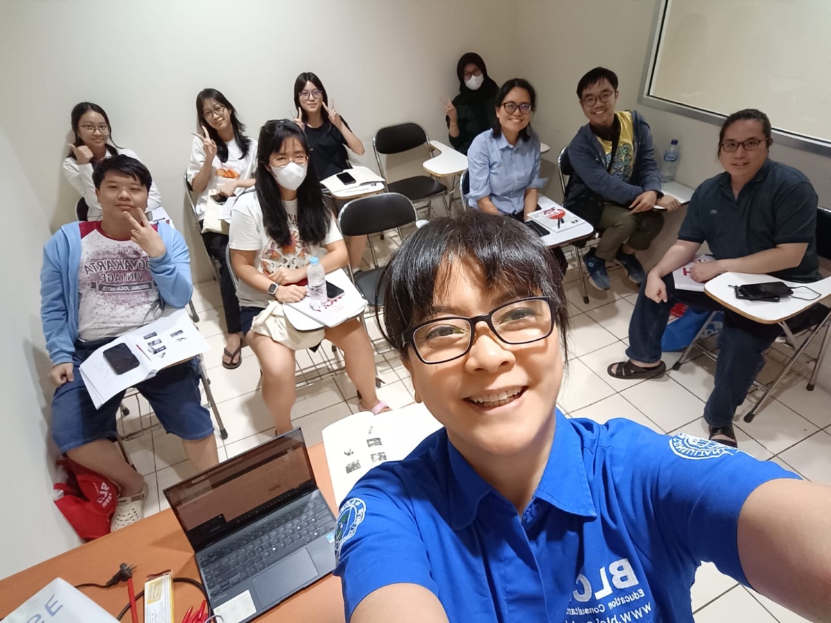 Guru dan pelajar kelas Bahasa Mandarin di BLCI