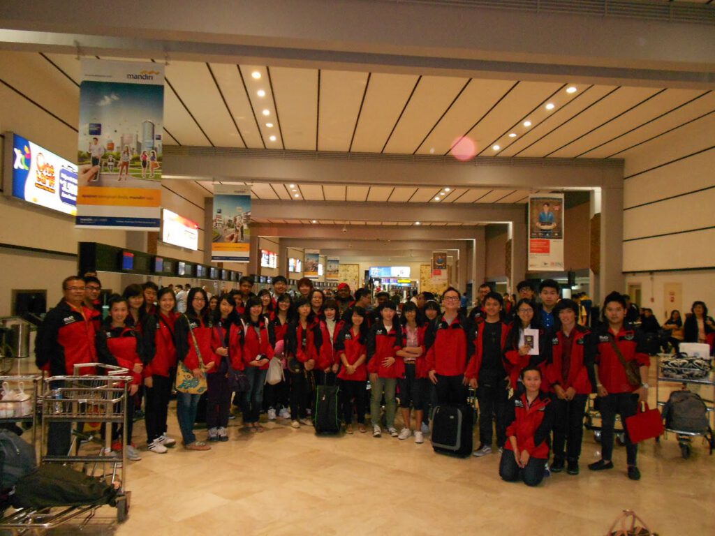 Rombongan pelajar BLCI di bandara pada 2012