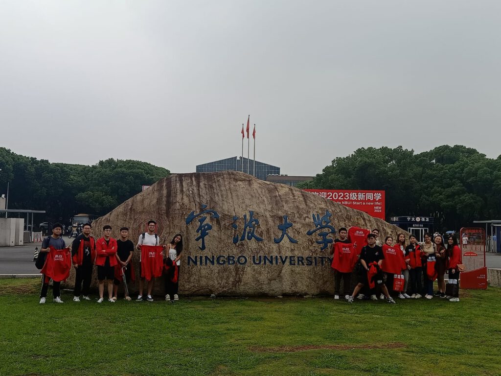 Pelajar BLCI di depan Ningbo University pada 2023